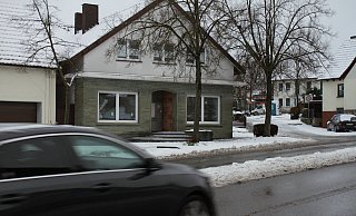 Die Schäden sind weitgehend beseitigt, doch wird wohl noch bis zum Monatsende an der Renovierung des ehemaligen Bank-Filialgebäudes an der Bundesstraße 7 in Ossendorf gearbeitet. - Dieter Scholz