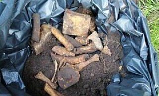 Wie die Polizei später vermutet, sind es mehrere Tierknochen, die die Jungen auf dem Nachtigallen-Spielplatz ausgebuddelt haben. - Anonym