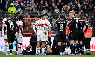 Schrecksekunden für Arminia: Fabian Klos lag nach einem Zusammenstoß mit Alessandro Schöpf minutenlang auf dem Rasen. Nun gibt es eine Diagnose. - IMAGO/Ulrich Hufnagel