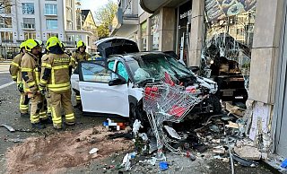 Ein Bild der Zerstörung. Das Auto hatte Fahrräder und Einkaufswagen überrollt, bevor es in die Ladenfront krachte. - Ralph Meyer