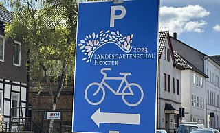 Da geht's lang: Diese Hinweisschilder weisen den Weg zu den großen Fahrradparkplätzen für LGS-Besucher. - Ralf T. Mischer