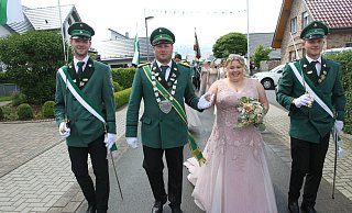 Das Helmerner Königspaar Tim Böttger und Kea Pottgüter mit den Adjutanten Dominik Dahl und Markus Kaup. - Johannes Büttner