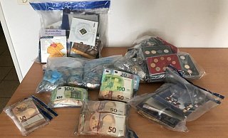 Die Beamten von Zoll und Polizei stellten Bargeld und zahlreiche Goldmünzen sicher. - Zollfahndungsamt Essen/ Polizeipräsidium Düsseldorf