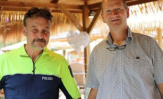 Unterm Sonnenschirm: Mario Meyer und Frank Berghaus. - Claus Frickemeier