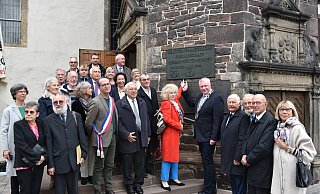 Die Delegation aus Höxters Partnerstadt Corbie hat sich vor dem Historischen Rathaus in Höxter versammelt. - Thomas Kube