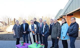 Bei der Einweihung segnete Diözesanpräses Sebastian Schulz (3. v. l.) die Kita. Bürgermeister Michael Dreier (5. v. l.) beglückwünschte Einrichtungsleiterin Kathrin Feddern (l.) zur Einweihung. - Phyllis Frieling