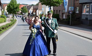 Das Königspaar Björn Seidel und Conny Stender präsentiert sicht in Kleinenberg den gutgelaunten Schaulustigen. - Anja Ebner
