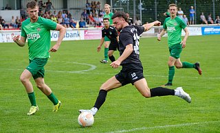Theesens Timo Niermann, hier im Derby gegen Dornberg, zieht ab. Am Sonntag trifft er im Spitzenspiel auf seinen nächsten Klub. - Andreas Zobe