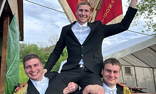 Oberst Dominik Hesselmann (v. l.), König Phillip Brinkmann und Adjutant Volker Kröger. - Schützen