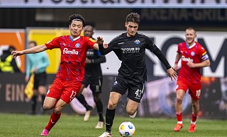 Kiels Shuto Machino (l.) und Paderborns Martin Ens kämpfen um den Ball. - dpa