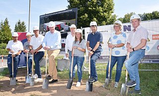 Benjamin Wobig (Johanniter, v. l.), Bauleiter Jaspereit Ratmeyer, Gordon Gattermann, Geschäftsführer der Beermann-Immobilienverwaltung, Bm Daniel Hartmann, Geschäftsführer (Kögel + Nunne Bau GmbH) Dietmar Nunne, Kita-Leiterin Jana Ostermann, Projektentwickler Karsten Burmann, Claudia Pelz-Weskamp und Maik Domeyer (Projektleiter Erdbau Hake) - Thomas Kube