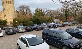 Der Parkplatz am Gemeindehaus in der Schwagerstraße ist besonders bei Veranstaltungen gut gefüllt. - Hans-Jürgen Resas