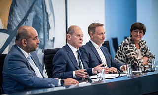 Olaf Scholz (SPD, 2. v. l.), Omid Nouripour (l.), Saskia Esken (r.) und Christian Lindner stellen das neue Entlastungspaket. - Michael Kappeler/dpa