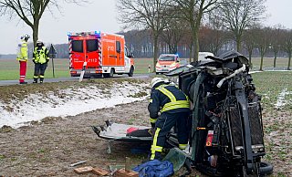 Bei einem Verkehrsunfall auf der eisglatten Ebbinghauser Straße (Kreisstraße 1) wurden zwei Männner im Alter von 46 und 62 Jahren lebensgefährlich verletzt. - Ralph Meyer
