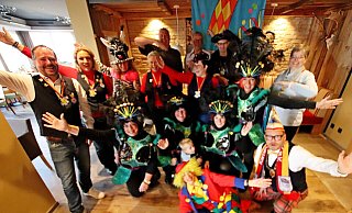 Im Gasthof „Zur Post" treffen sich Mitglieder des Weiberkarnevals, des Stukenbrocker Karnevalvereins und Festwirte. Sie nehmen ein Grußvideo auf, das auf der Facebookseite des Weiberkarnevals zu sehen ist. - Sigurd Gringel