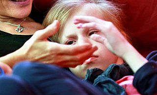 Manchmal genügt ein bisschen Zuwendung der Ehrenamtlichen. Das hilft dem Kind und nicht zuletzt auch den Eltern. - Sarah Jonek