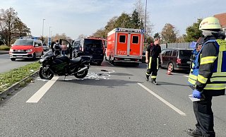 Bei dem Zusammenstoß auf der B61 in Gütersloh wurde ein Motorradfahrer schwer verletzt. Die Fahrbahn musste vorübergehend gesperrt werden. - Thorsten Heß
