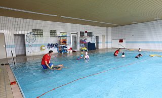 Das Lehrschwimmbecken in Werste soll zum Ende des laufenden Schuljahres schließen. Hier sind gerade die Dehmer Sportlehrer Andreas Lemke und Beate Niemeier mit einem Nachmittags-Schwimmkursus im Wasser. - Nicole Sielermann