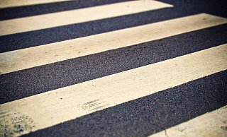 In Höhe der Kurparkstraße befindet sich ein Zebrastreifen, auf dem die Fußgängerin die Straße überquerte. - pixabay/652234