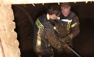 Die Einsatzkleidung der Feuerwehr - wie hier beim Hochwasser in Erkeln - muss viel aushalten. Jetzt sollen die Höxteraner Einsatzkräfte noch Regenschutzjacken bekommen - damit sie nicht so durchweichen. - David Schellenberg