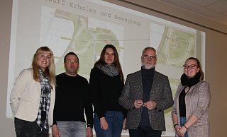 Jasmin Bunte-Tschikin (v. l.), Thorsten Herklotz und Sabrina Held von der Stadt Spenge stellten gemeinsam mit den Planern Martin Gasse und Sarah Eichendorf das Projekt "Martinspark" vor. - Britta Bohnenkamp-Schmidt