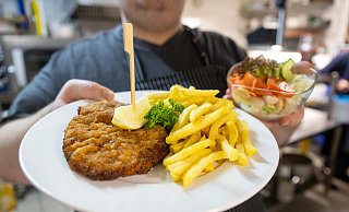 So sieht der Klassiker Schnitzel mit Pommes und Salat im Ausspann aus. - Niklas Tüns