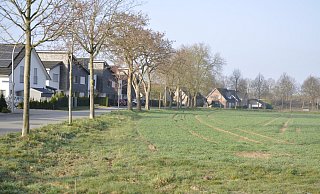 Das Baugebiet „Am großen Moor“ zwischen Bahntrasse (rechts vom zu bebauenden Feld) und der Straße Zum Galgenknapp (links) sowie rechts und links vom Moorweg (hinten) bleibt umstritten. - Rainer Stephan