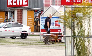 Hundeführer gehen mit den Sprengstoffspürhunden durch den Rewe-Markt an der Brunnenallee und suchen nach einer vermeintlichen Bombe. - Niklas Krämer