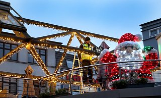 Der Balkon von Hensels Glashaus wird zur Bühne für Unterhaltung am Alten Markt. - Frank-Michael Kiel-Steinkamp