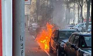 Unbekannte stecken am Niederwall zwei Autos in Brand. Die Kripo ermittelt wegen Brandstiftung. - Foto: Jan Kosmützky
