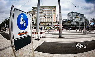 Dieses Fußgänger-Schild auf dem Jahnplatz sorgt aktuell für Verwirrung. - Mike-Dennis Müller / www.mdm.photo