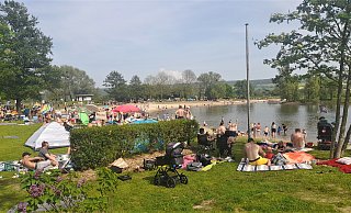 Volles Haus am Godelheimer See während des Feiertags – vor allem Familien nutzten den Sonnentag auf Grünflächen und Wasser. - Simone Flörke