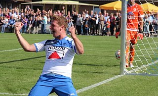 Jubelpose: Beim TuS Viktoria Rietberg hatte Max Heinrich oft Grund zum Feiern. Nach zehn Jahren an der Berglage zieht der 37-jährige Abwehrspieler, früher für Borussia Dortmund und den FC Gütersloh aktiv, das blau-weiße Trikot für immer aus. - privat