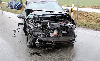 Die beiden Autos waren nach dem Unfall nicht mehr fahrbereit. - Polizei Minden-Lübbecke