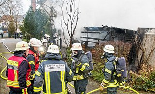 Die Feuerwehr eilte am Samstag zum Einsatz. Doch sie könnte das Objekt nicht mehr retten. - Symbolfoto: Christian Mathiesen