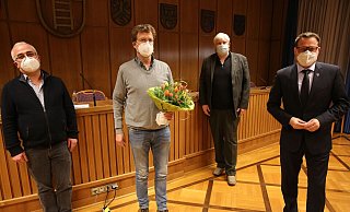 Zu seiner Wahl als Vorsitzender des neuen Integrationsrat bekam Thomas Heilig im März von Bürgermeister Lars Bökenkröger (r.) einen Blumenstrauß. Als Stellvertreter unterstützen ihn Kahraman Tsikha (l.) und Michael Grützkowski. - Elke Niedringhaus-Haasper