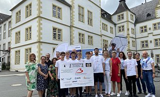 Sponsoren, Organisatoren und Schachspieler gut gelaunt nach der Weltmeisterschaft: Iris Meier (Vorstand der Schach Akademie Paderborn, v. l.), Verena Möller, Ugur Sahsi (unilab), Giliard Homayoun, Philip Glaß (Glass GmbH), Linus Rohm, Deniz Bade, Shayan Nourzad, Uwe Strohbach (unilab), Jakob Gering, Maurin Möller, Paul Huneke (Lehrer), Yakub Irkilmez (Schachtrainer), Birgit Bräuer (GMS), Nicole Michaelis (Schulleiterin) Louisa Kiel, Joachim Gering (Begleitperson), Bianca Thiere, Ulrich von Schwartzenberg (stellv. Schulleiter). - Dana Johanna Stoll
