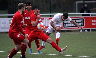 Fußball-Bezirksliga: SV Eidinghausen-Werste - FT Dützen / Hadi Jasin (r.) - Ingo Büchel