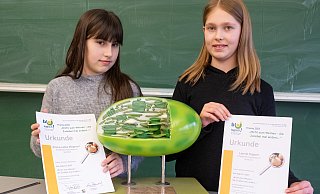 Emma Lotta Wegener (l.) und Leonie Vivien Küpper mit ihren „bio-logisch“-Urkunden. - Ralf Bittner
