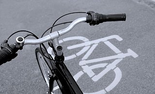 NW-Leser beklagen Schlaglöcher auf dem neuen Fahrradschutzstreifen auf der Wollmarktstraße. - Symbolbild/Pixabay