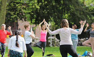 Yoga war zur Eröffnung der sportlichen Sommerreihe "Sport im Park" gut besucht. - Claus Frickemeier