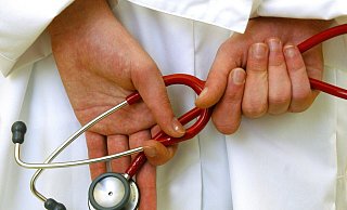 Gegen einen Herforder Arzt werden schwere Vorwürfe erhoben. - Verwendung weltweit