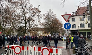 Auch in Niedersachsen wie hier im Dezember in Osnabrück protestieren Menschen gegen die Corona-Maßnahmen. Hier formierte sich eine Gegendemonstration am Straßenrand. - Sandra Spieker