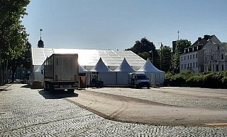 Auf dem mittleren Parkplatz am Liboriberg wird die Paderborner Almhütte aufgebaut. - Lena Henning