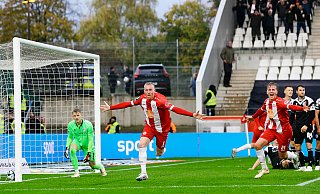 Die 90. Minute: Essens Ron Berlinski (Mitte) feiert seinen Treffer zum 2:1, Arminia Bielefeld um Torwart Jonas Kersken (l.) ist geschlagen. - IMAGO/Markus Endberg