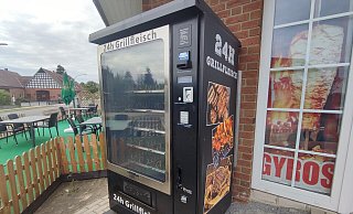 Aufgebrochener Grillfleischautomat am Restaurant „Athena“ an der Diepenauer Straße in Frotheim. - Karl-Heinz Tiemeier