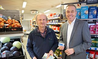 Bargeld-Service in Ossendorf: „Nah und frisch“-Marktleiter Günter Willeke (l.) und Bankvorstand Birger Kriwet. - Vereinigte Volksbank