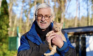 Bielefelds oberster Tierschützer Helmut Tiekötter ist froh, dass die Sennestädter Katzen jetzt erst einmal gut im Tierheim unterbracht sind. Der kleine rote Kater auf seinem Arm ist der zutraulichste der Welpen. Die anderen sind nicht so aufgeschlossen. - Peter Unger