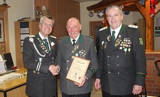 Ralf Schulz-Henze (l.) und Oberst Michael Genett (r.) ehren Friedhelm Strunk für die 70-jährige Vereinszugehörigkeit. - Karin Prignitz