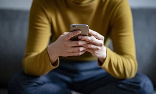 Eine junge Frau hält ein Smartphone in der Hand. Am 8. Dezember, dem bundesweiten Warntag, soll zum ersten Mal das neue Warnsystem Cell Broadcast zum Einsatz kommen. Handybesitzer erhalten dann eine Testnachricht. - dpa/Fabian Sommer
